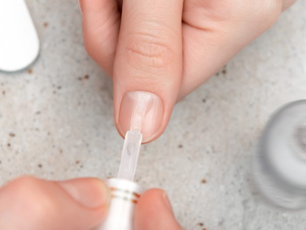 Aprenda a passar esmalte: dicas e truques para unhas perfeitas